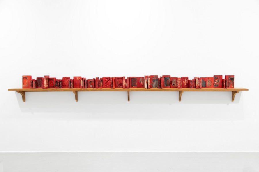 Pascal Convert, Bibliothèque de confinement, 2020, cristallisation, 56 livres en verre rouge de Chine